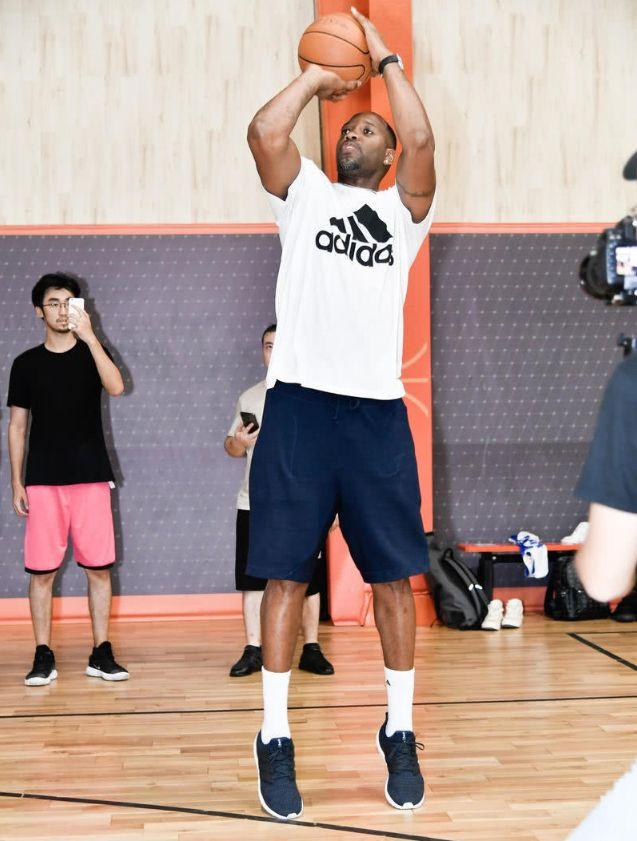 乔治娜晒在卡塔尔海边照片，蓝色紧身连衣裙尽显曼妙身姿（乔治娜分享卡塔尔海边美照，蓝色紧身裙勾勒婀娜曲线）