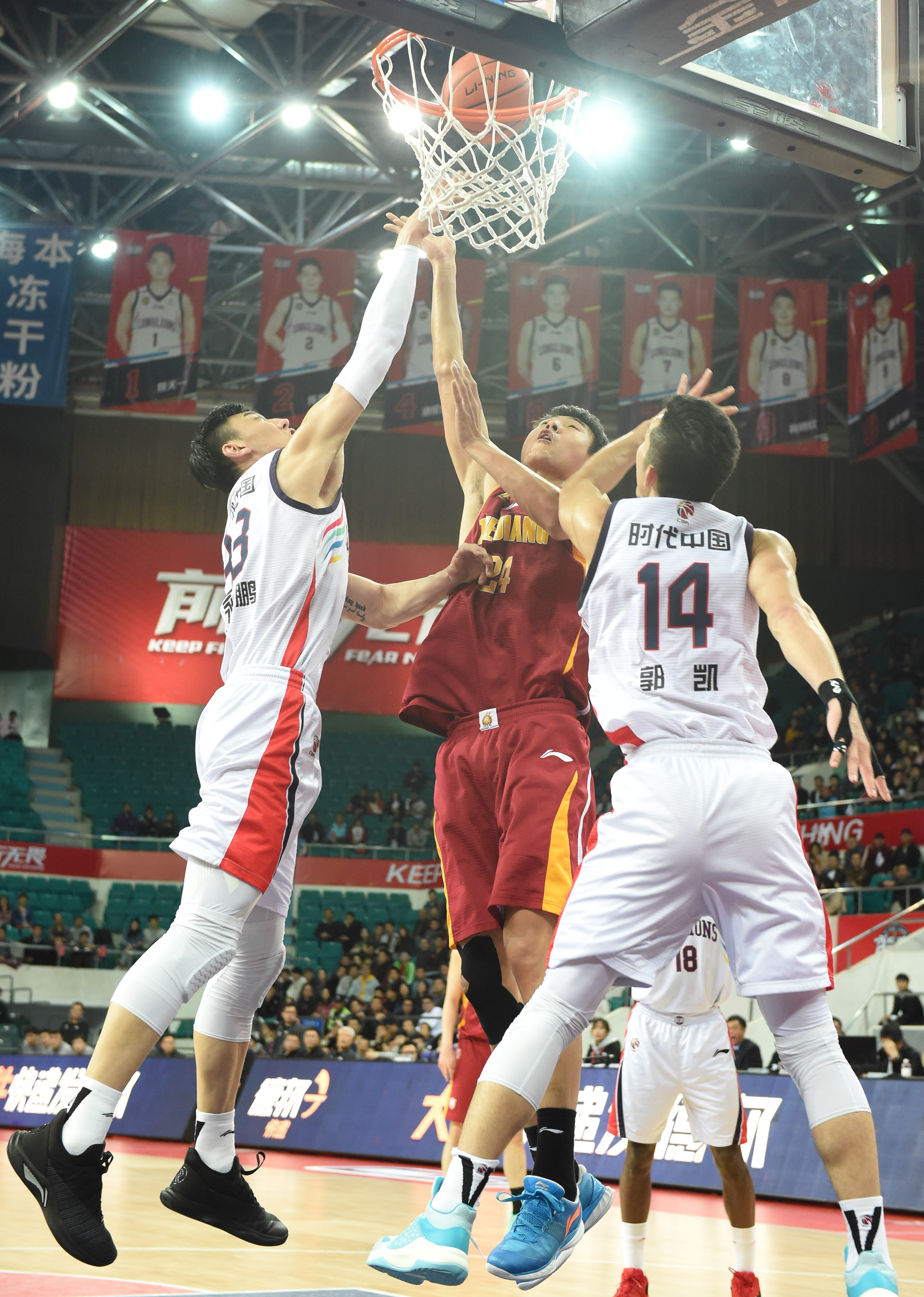 美记：PJ·华盛顿赛前训练扭伤脚踝，提前退出本场比赛（PJ·华盛顿赛前热身扭伤脚踝，本场比赛缺阵）