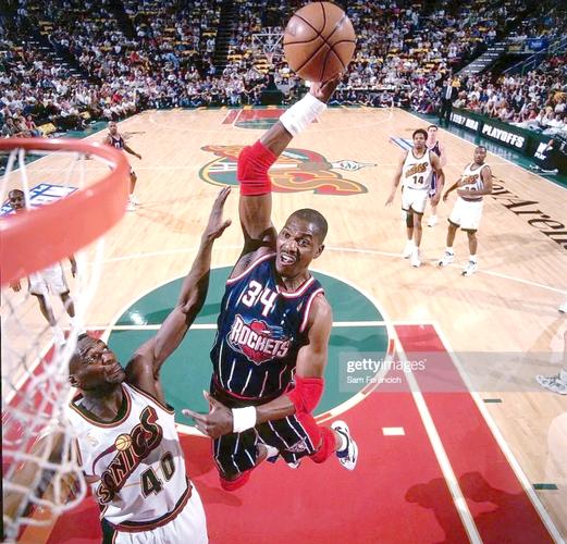 拉亚的逆袭：阿森纳新星如何挑战西班牙国家队门将格局（拉亚崛起：阿森纳门将撼动西班牙国门格局）