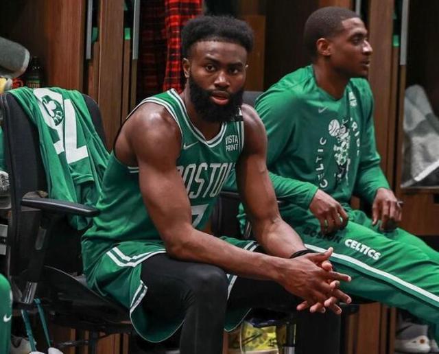 曼城欧冠生死战！瓜帅祭出恐怖攻击群，哈兰德领衔豪华阵容剑指伯纳乌（曼城欧冠背水一战！瓜帅排出火力全开锋线，哈兰德领衔豪阵直指伯纳乌）