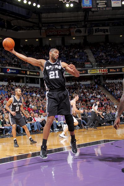 雷霆五连胜冲击季后赛（雷霆豪取五连胜剑指季后赛）