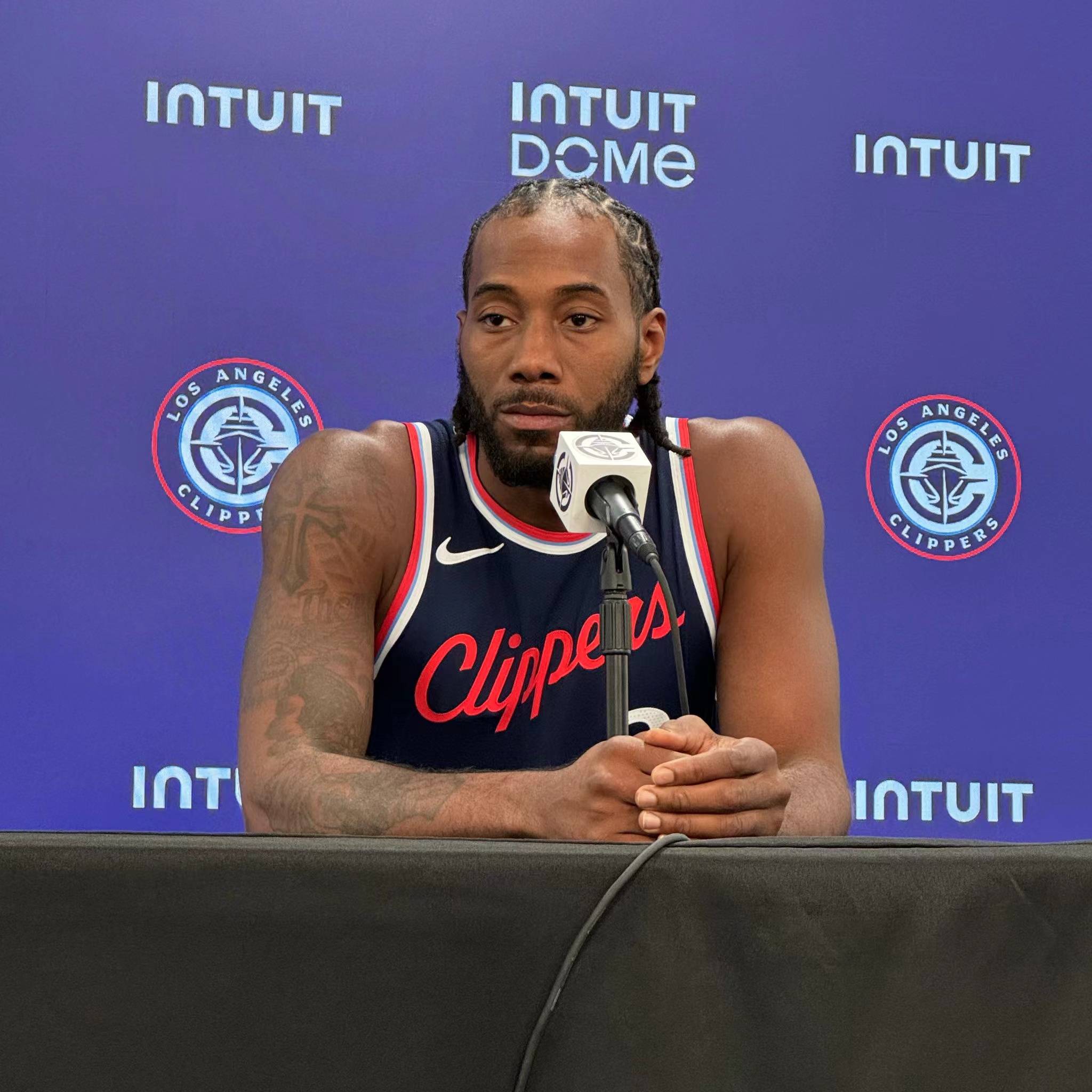 TA：孔帕尼相较图赫尔谦逊很多，不会对高层、球员评头论足（TA：孔帕尼较图赫尔更谦逊，不会对高层和球员指指点点）