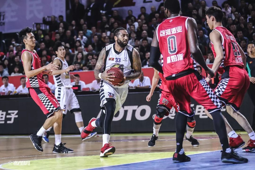 杜震宇祝贺邵佳一：带队走出低谷，球迷要支持我们的本土教练（杜震宇向邵佳一致贺：带队走出低迷，呼吁球迷力挺本土教练）